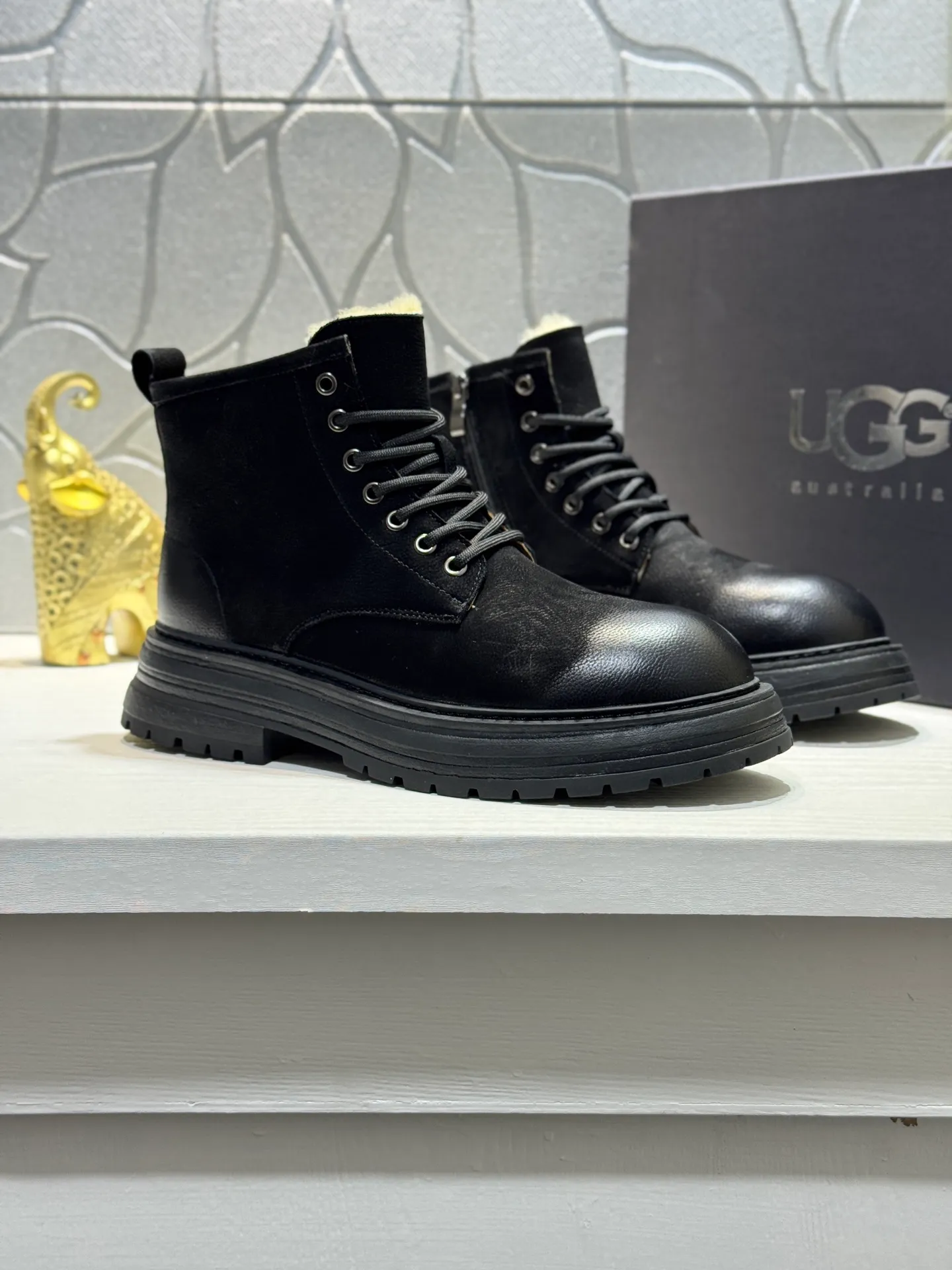 Men's men's shoes 💰660 [New style] 🦥🦥UGG - high-end quality 🔥Australian imported wool 🔥Full fur original single entry and exit counter without pressure, let you feel no replacement 💏The upper is made of first-layer cowhide 'all original Australian wool' Strict men's boots thick wool can be distinguished by the naked eye 💓Real wool keeps warm and does not smell like feet, warms the whole winter ✨Carefully crafted for those who know the goods🔥Size: 38-44 (45 customized